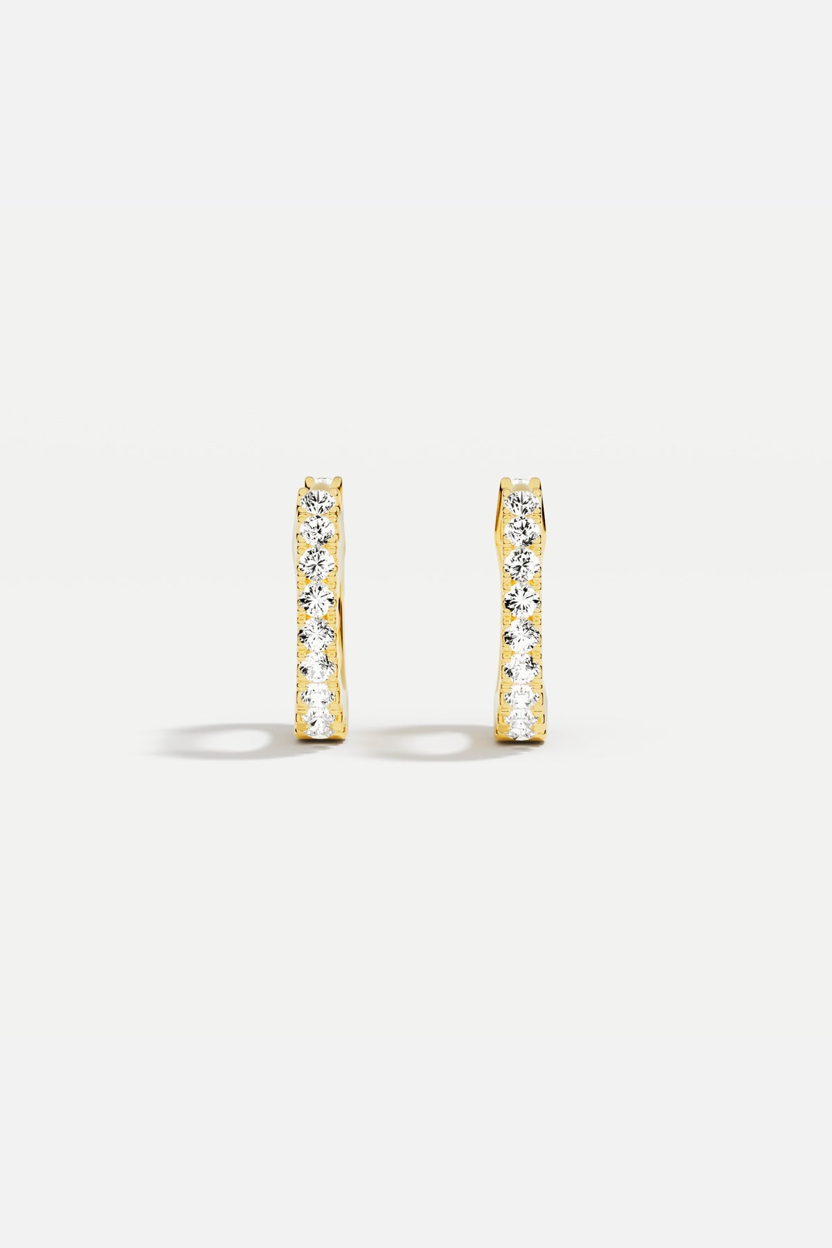 APM hoop earrings in gold color, a luminous line of everyday elegance.