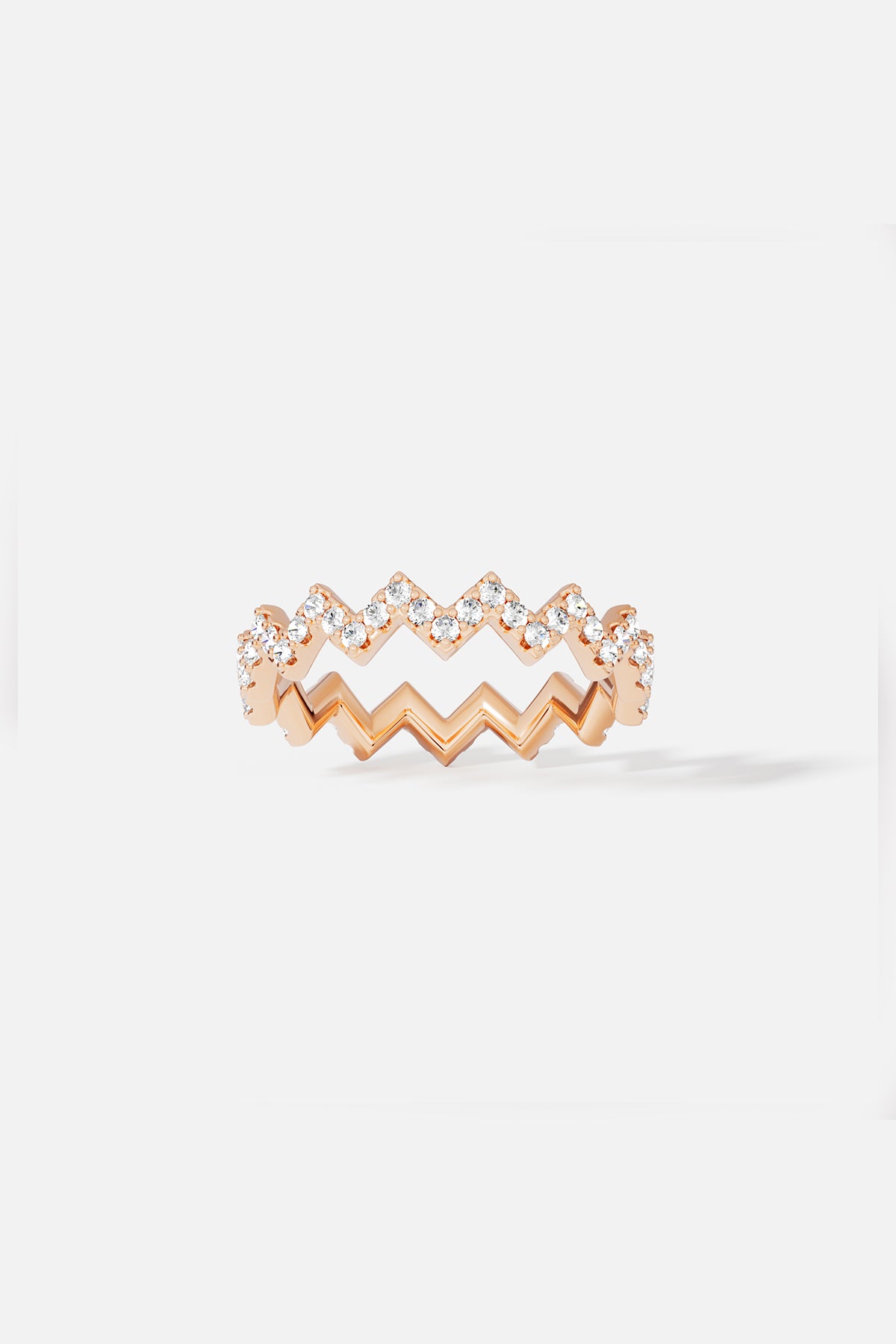 Rings APM Monaco: rose gold ring with a zigzag pavé pattern encrusted with clear stones.