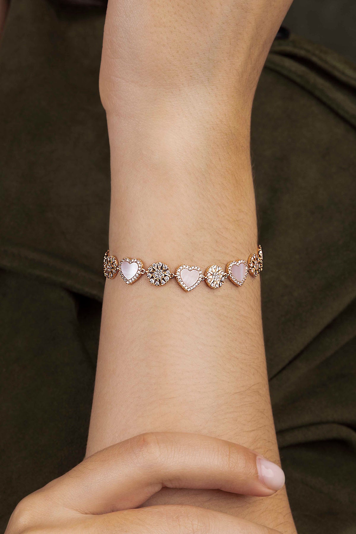 Bracelets APM Monaco adjustable bracelet in rose-gold tone with pink nacre hearts and dots alternating along the chain.