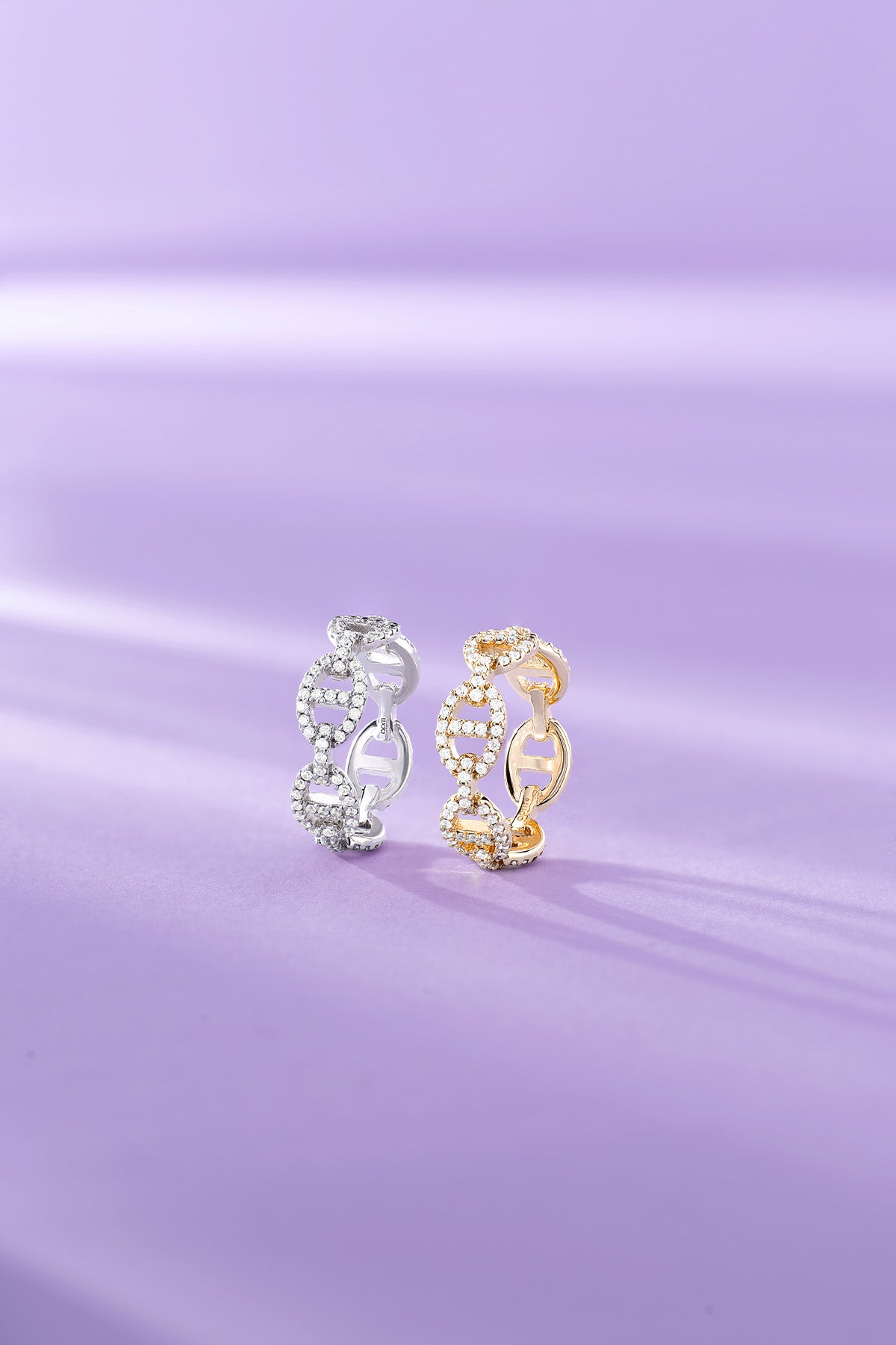 Maille Marine ring in silver and yellow gold tone on purple background