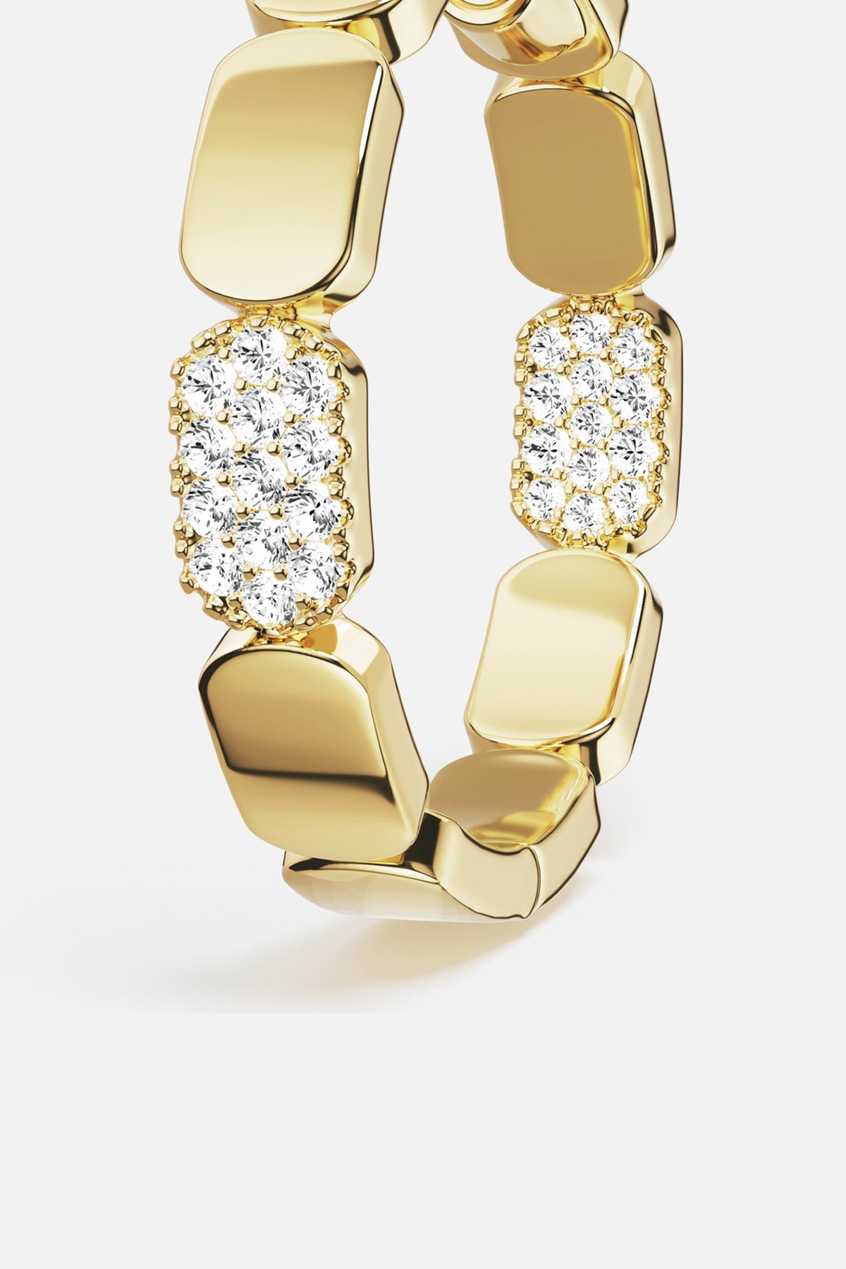 APM Ring in gold color, sculpted links meeting a soft pavé glow.