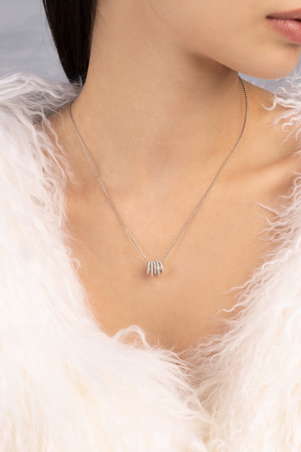 apm monaco ネックレス ホワイト フープ 調節可能ネックレス - シルバー | APM Monaco