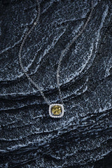 Zierliche verstellbare Halskette mit khakifarbenem eckigem Stein