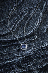 Zierliche verstellbare Halskette mit blauem eckigem Stein