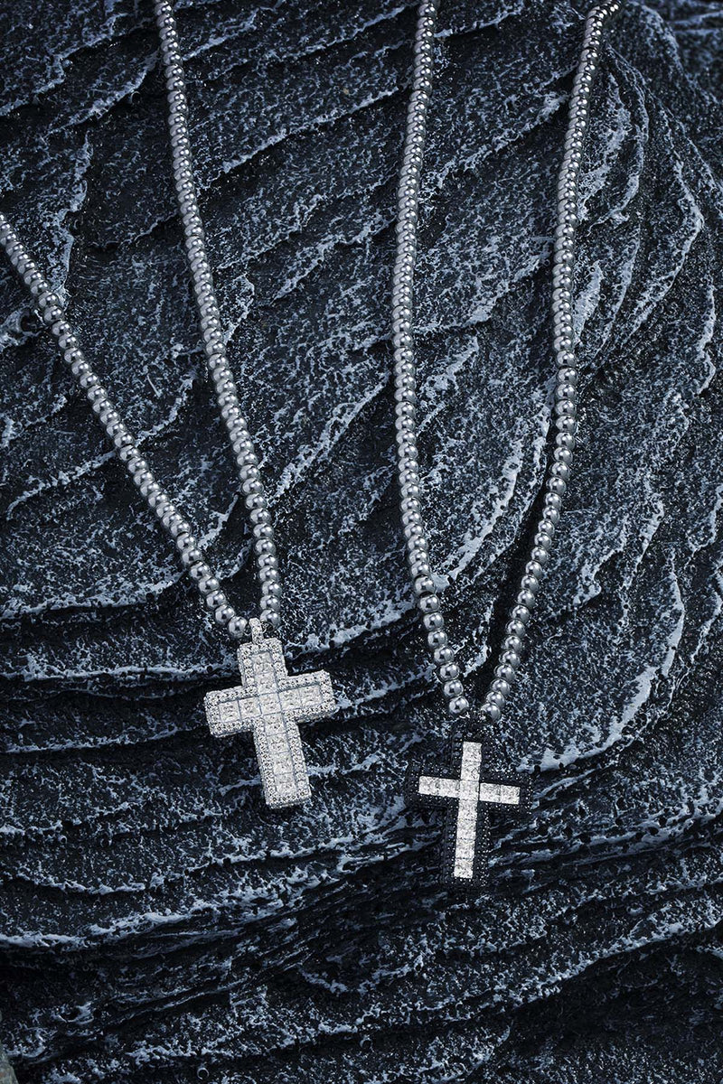 Verstellbare Halskette mit Perlen, schwarzem Pavé und Kreuz