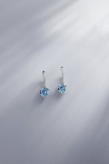 Huggie Ohrringe mit blauem Herzmotiv – Silber