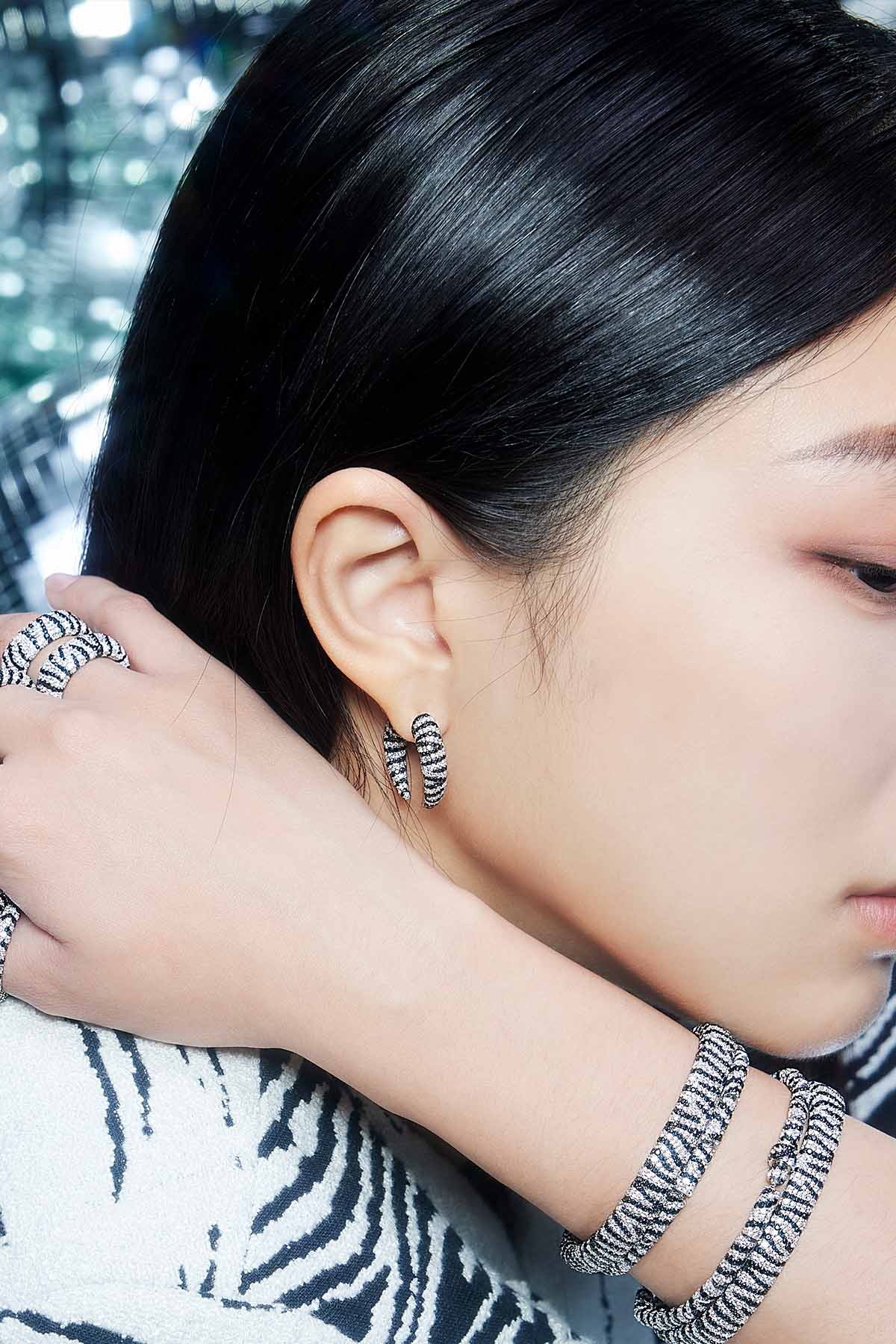 Single Zebra Underlobe Earring | APM Monaco