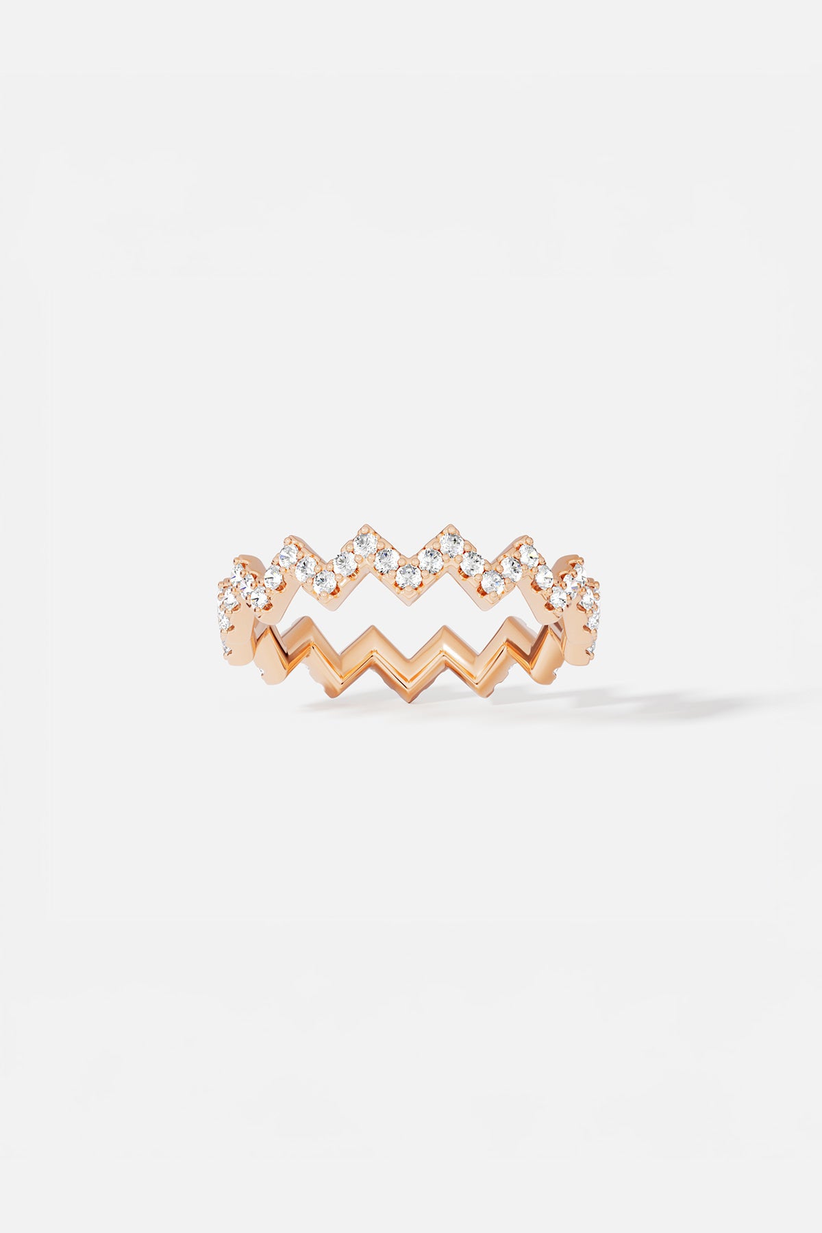 Rings APM Monaco: rose gold ring with a zigzag pavé pattern encrusted with clear stones.