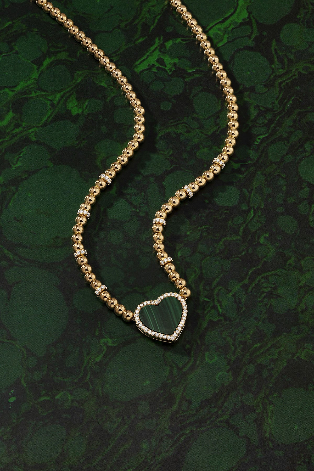 Verstellbare Halskette mit Malachit-Herzmotiv und Perlen | APM Monaco
