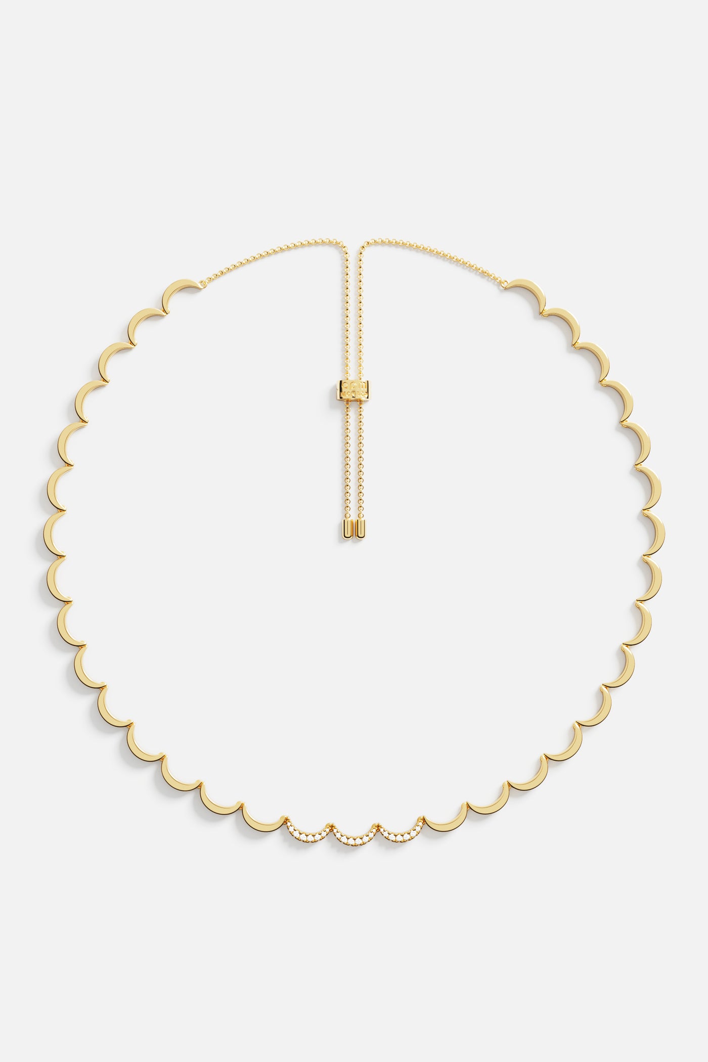 Elegante Wavy Gold Adjustable Necklace getragen von einer Frau