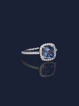 Zierlicher Ring mit blauem eckigem Pavé
