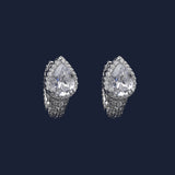Huggie Ohrringe mit weißen, tropfenförmigen Edelsteinen – Silber