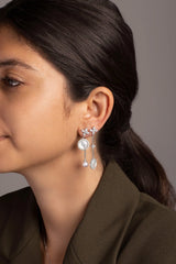 Asymmetrische herabfallende Ohrringe mit weißem Perlmutt und Perle – Silber